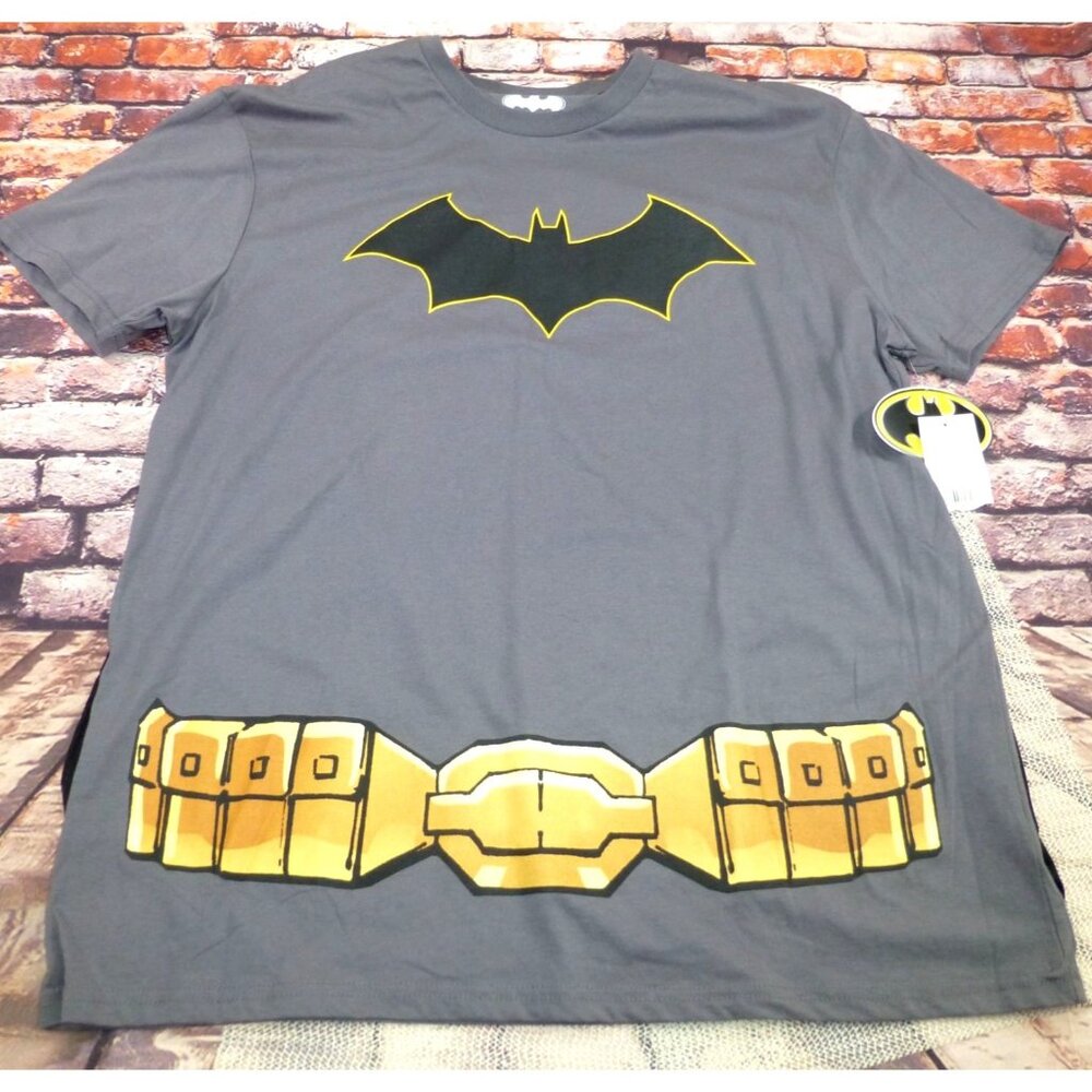 NWT Batman Graphic Tee Detachable‎ Cape XL Shirt Cosplay Bat Belt